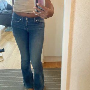 Bootcut jeans - Jättefina och trendiga bootcut jeans i fint skick. Har används men har inga synliga skador. Säljer eftersom de tyvärr blivit lite för små och korta på mig💕 Jeansen är i storlek 36!