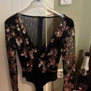 Fin festbody  - Säljer min fina festbody från Madlady. Aldrig använd och är i fint skick. 