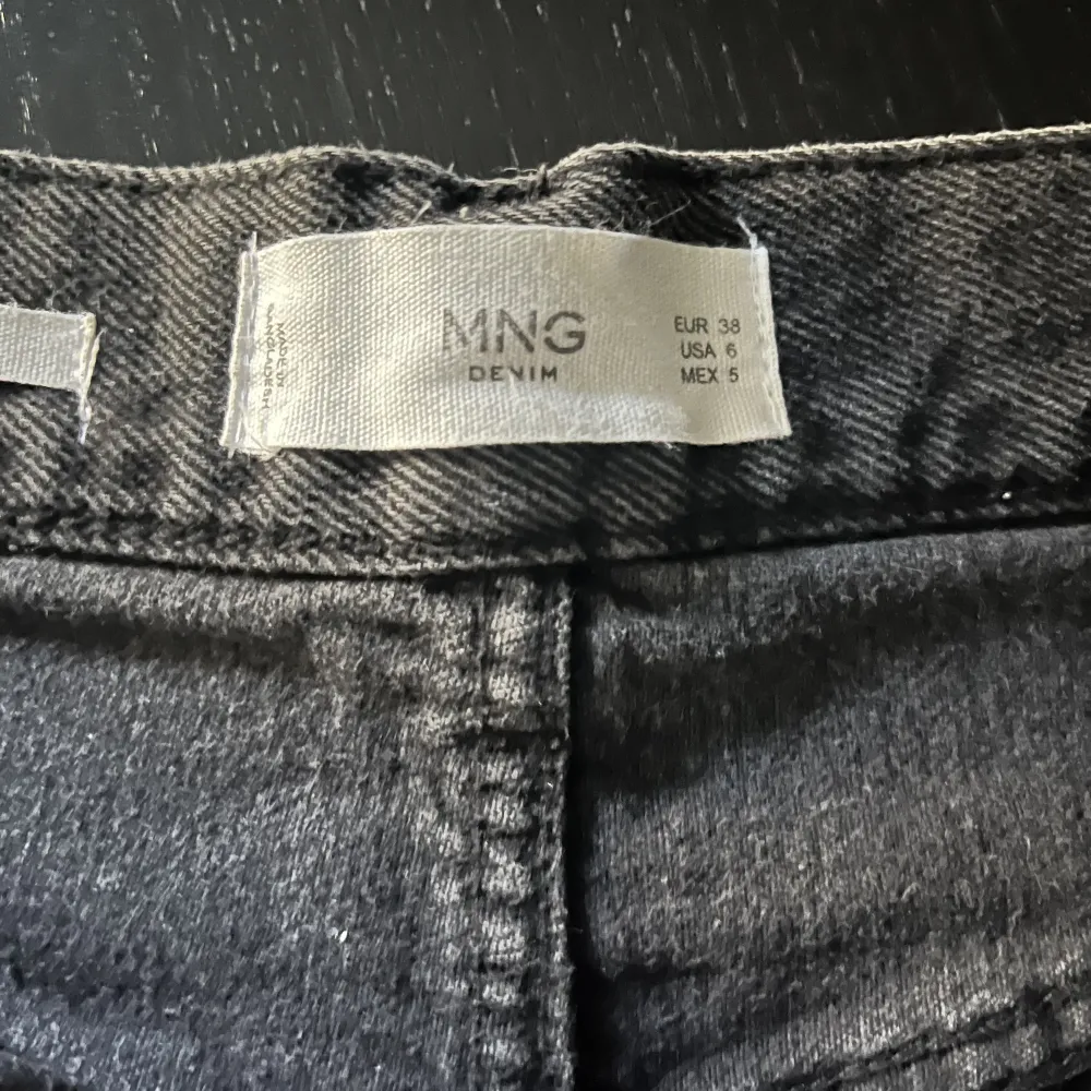 Säljer mina svarta jeansshorts fårn mango🫶TRYCK GÄRNA PÅ KÖP NU!Köparen står för frakten🩷. Shorts.