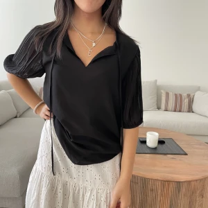 Svart blus med knytning  - Såå fin svart blus som även går att knyta!!🥰