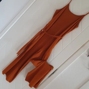 Byxdress + blus  - Byxdress (storlek L)  + mönstrad blus (storlek 44).  Från Gina Tricot. Man kan köpa detta tillsammans eller var för sig. Djur- och rökfritt hem. 