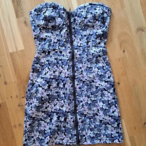 Summerdress - Sommarklänning i lite tjockare material (jeansliknande) Blommigt mönster i pastellfärger och dragkedja som går genom hela klänningen. Så när du drar av dragledjan så faller hela klänningen av😏 fickor på båda framsidor