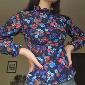 Blommig blus - Underbar formfitting blus! Tror den är handgjord av nån för den har ingen lapp! Men skulle tippa på storlek 36 ungefär.