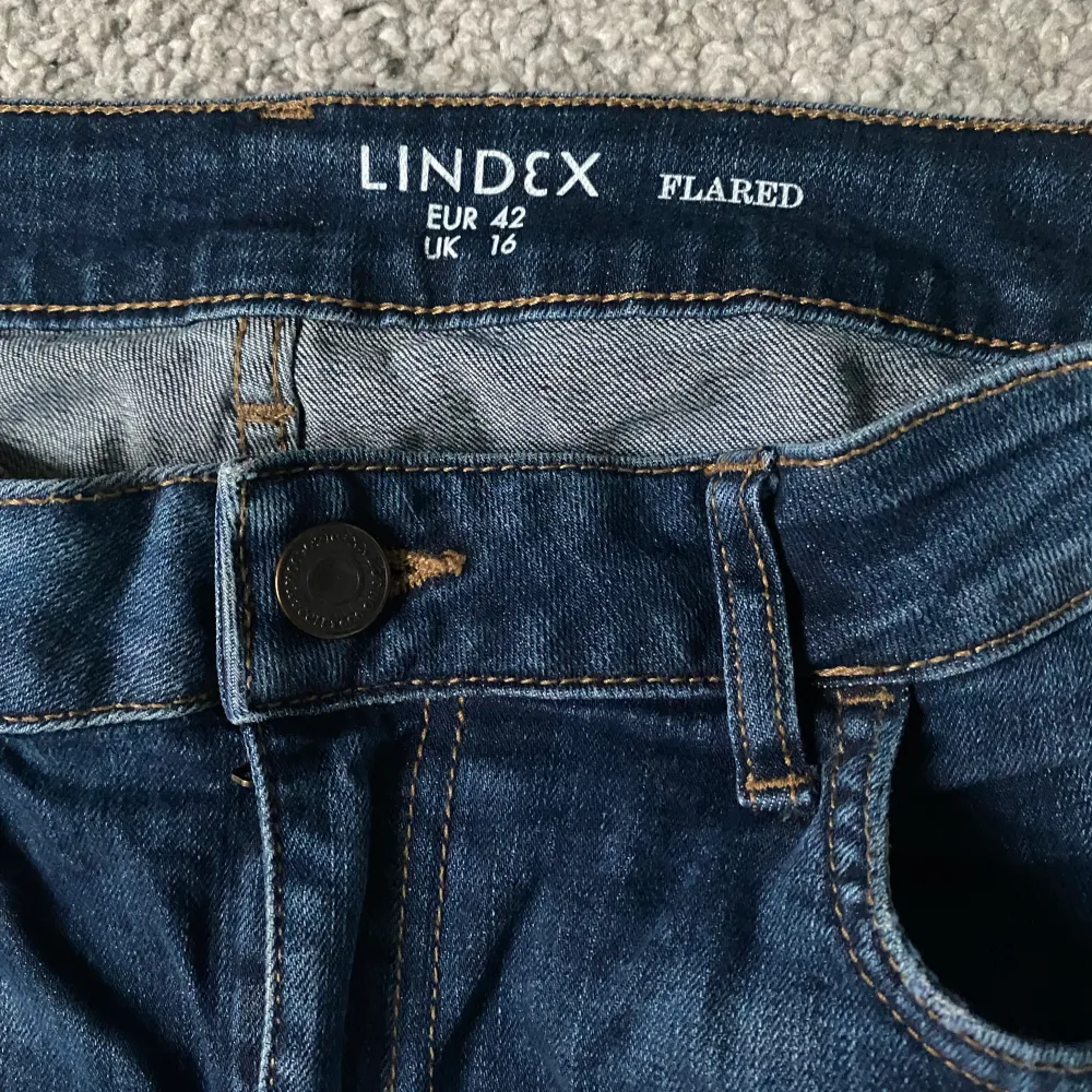 Supersnygga croppade jeans i storlek 42. Lätt utsvängda och i jättefint skick. Säljes pga för små.. Jeans & Byxor.