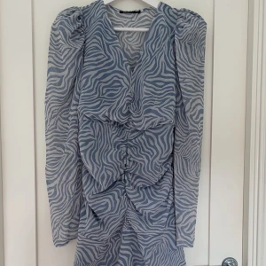 Klänning  - Klänning från Ginatricot storlek 36 köparen står för frakten🌸🫶🏼 pris 80 kr 