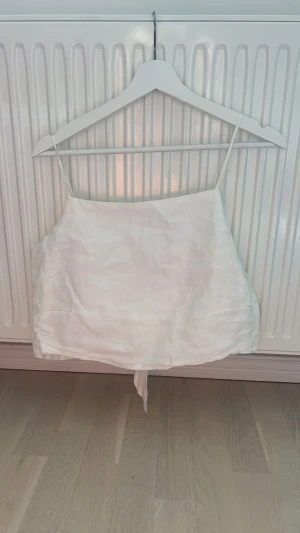 Topp - Linne topp från hm storlek m, knyt i ryggen köparen står för frakten🫶🏼🌸 pris 80 kr