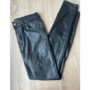 Hiii!! Selling my black jeans, the material is a bit shiny. Worn a few times but still in good condition. Size 40 from H&M.