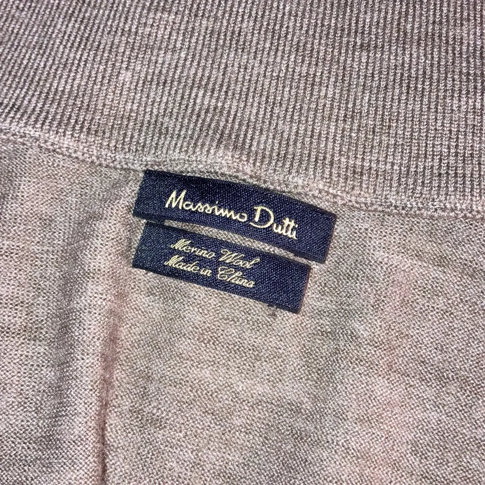 Säljer denna feta full zip tröjan från Massimo dutti i skön merino ull! Perfekt till en sommar kväll eller fest och är i toppskick! Storlek L men passar M. Köpt för 900. . Tröjor & Koftor.
