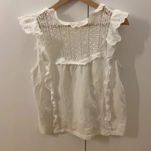 Vit topp💕 - Säljer denna fina topp från mango perfekt till sommaren!💕