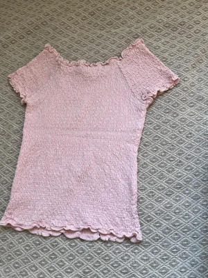 Rosa topp - En jättegullig rosa topp från Lindex. Köpt för 249kr. Perfekt nu till sommaren och är i ett bra skick. Sälja pga att den har blivit för liten på mig. 