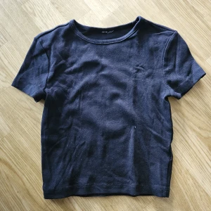 Croptop - Ribbad croptop. Endast anvönd 2 gånger. Har klippt bort alla lapparna.