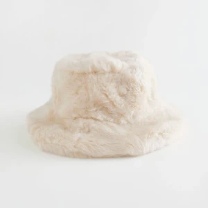 & Other Stories faux fur bucket  - Utsåld buckethat från &Other Stories som tyvärr ej kommit till användning tillräckligt. Sparsamt använd - i princip nyskick! Skickar gärna fler bilder på begäran.
