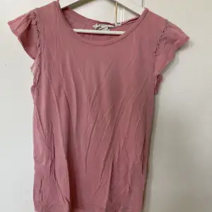 Rosa tröja från H&M med detaljer vid axlarna 🦋Storlek: XS men passar S 🦋Bra skick, blekt under armarna 🦋Priset inkluderar ej eventuell frakt 