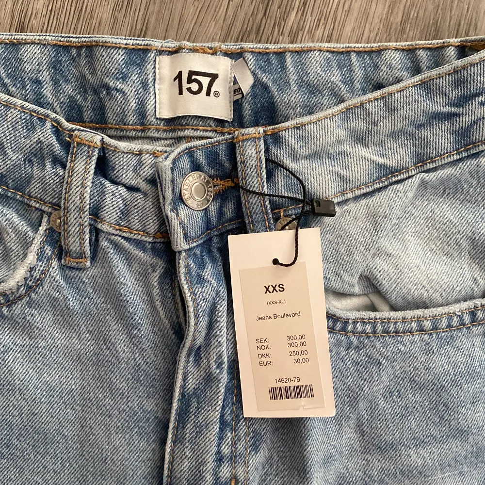 Helt nya jeans ifrån lager 157 aldrig använda pga att dom va för stora, köpta för 300 säljer för 200+ frakt . Jeans & Byxor.