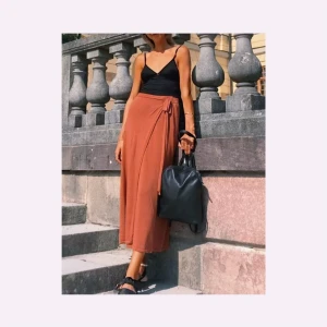 Stickad omlottkjol - Stickad lång omlottkjol som knytes på sidan, bara använd ett fåtal gånger, ser som ny ut! 