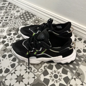 Adidas  - Adidas sneakers. Storlek 40.5. Små i storleken. Har vanligtvis 39. Endast testade. 