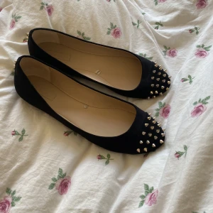 Ballerina skor  - Ett par super coola ballerina skor som är lite använda men tyvärr för små! 