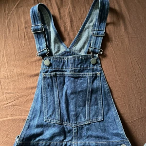 Snickarbyxor  - Mörkblå hängselbyxor i köpta på asos, passar om du är lång då jag själv är medellång och har behövt vika upp dem en del.