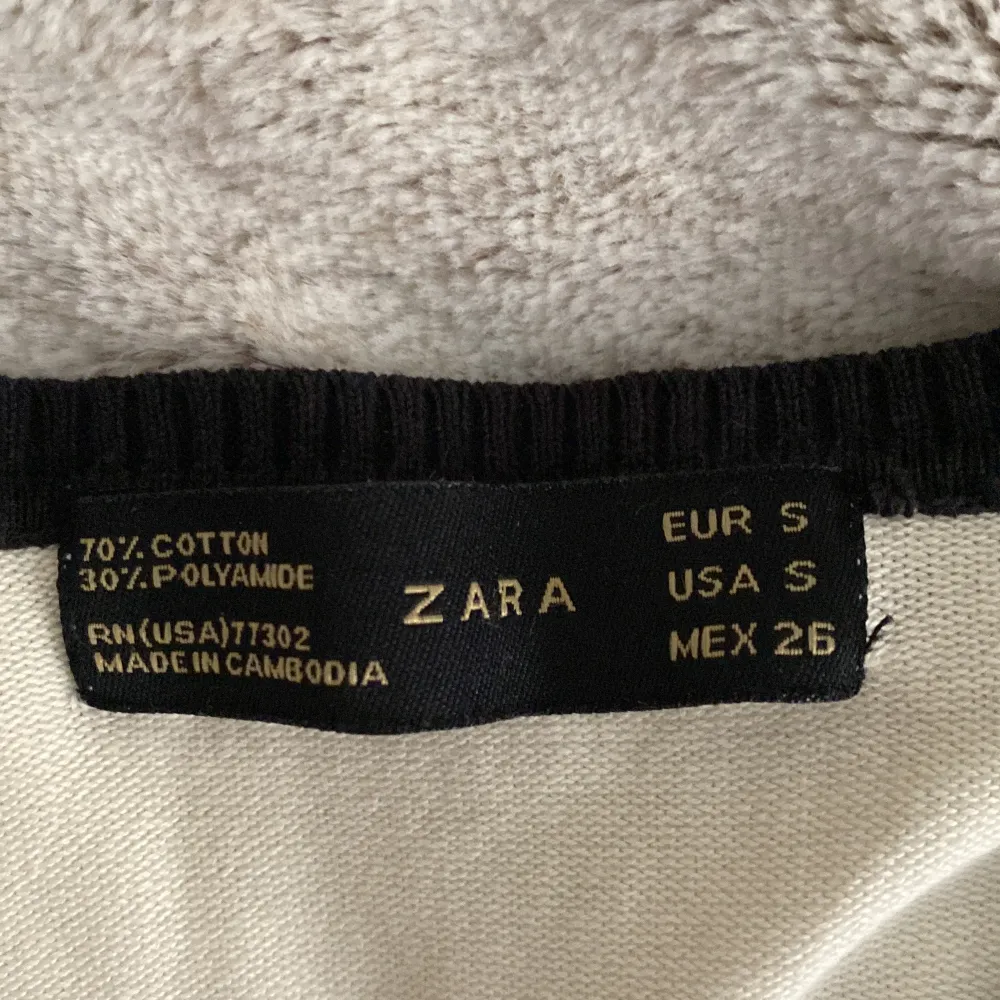 Långärmad och lite kroppad randig (mörkt blå o vit) tröja från Zara men köpt second hand. Använt 2 gånger så i väldigt bra skick💗. Toppar.
