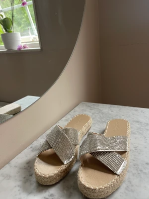 Sandaler - Oanvända sandaler med strass i fint skick
