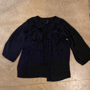 skjorta - tunn skjorta i lent material (satin?)