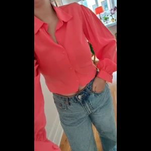 Rosa skjorta från Zara - Somrig rosa skjorta, croppad. Jättefin!