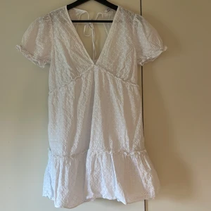 Vit klänning  - Fin till firanden som midsommar!!🤍🤍 storlek M men sitter som en XS. Aldrig använt😊