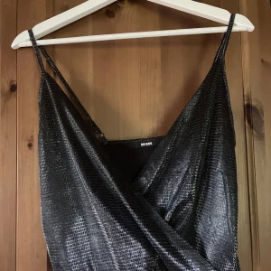 Glittrigt linne - Glittrigt croppat linne från Bik Bok, storlek S. Endast använt ett fåtal gånger.