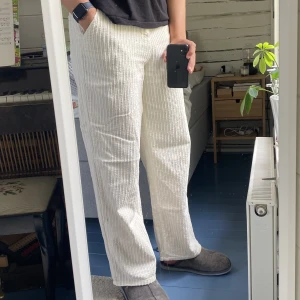 Sommarbyxor - Snygga krämvita manchesterbyxor från Zara, storlek 42 sitter lite litet på mig som är 192 och väger 90! Skriv för fler frågor