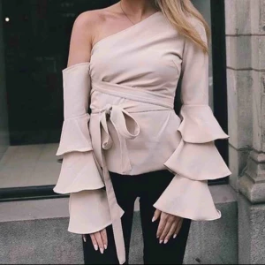 Lavish Alice volangtopp one shoulder - Lavish Alice volang topp/blus i beige, one shoulder, band för knyte runt! 🤎