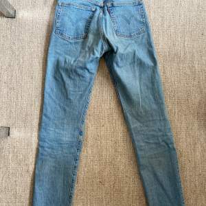 LEVIS 501 Jeans ljusa, raka. W24 L30. Är avklippa nedtill, ca 72 cm från grenen och ned. Sparsamt använda. Köpta för ca 1000kr.