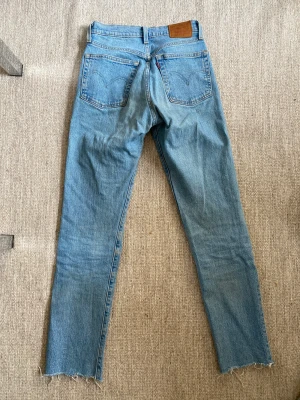 LEVIS 501 - LEVIS 501 Jeans ljusa, raka. W24 L30. Är avklippa nedtill, ca 72 cm från grenen och ned. Sparsamt använda. Köpta för ca 1000kr.