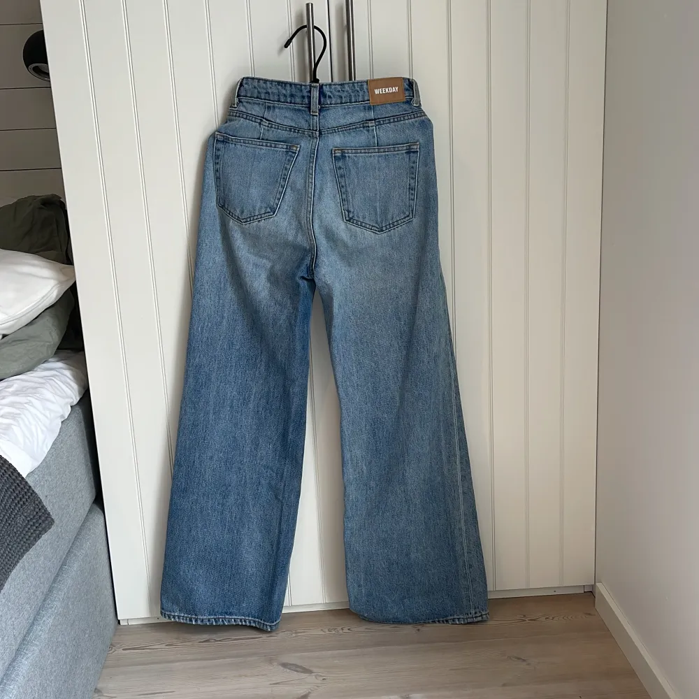 Riktigt snygga jeans från Weekday i modellen ACE i färgen san fran blue. Storlek W25 L32. Superfin modell!!💕⚡️. Jeans & Byxor.