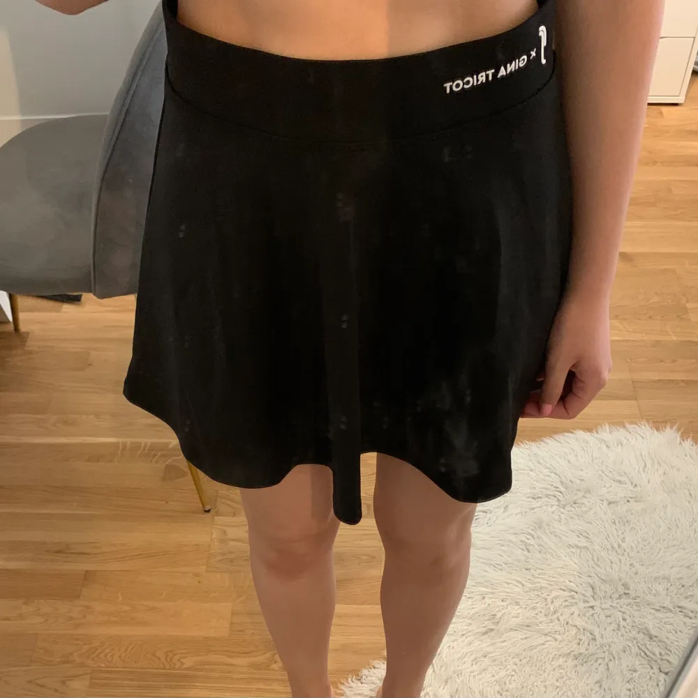 Svart kjol med inbyggda shorts, i nyskick, dvs aldrig använd. Passar stl xs-m.. Kjolar.