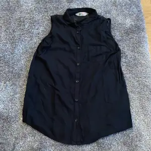 En gammal svart blus från H&M