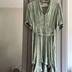 Urban Pioneers Klänning - Urban Pioneers Klänning Köpt förra året men inte kommit till användning. Fint skick.  Material: 50% rayon, 50% Ecovero Viskos