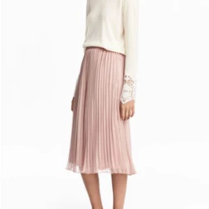 Pisserad kjol - Rosa Pisserad kjol från HM i storlek L. Något insydd då den är stor i midjan. Perfekt sommarkjol