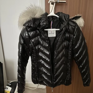 Moncler Jacka - Strl S passar även M Använd fåtal gånger, inga defekter  Fraktar/möts upp