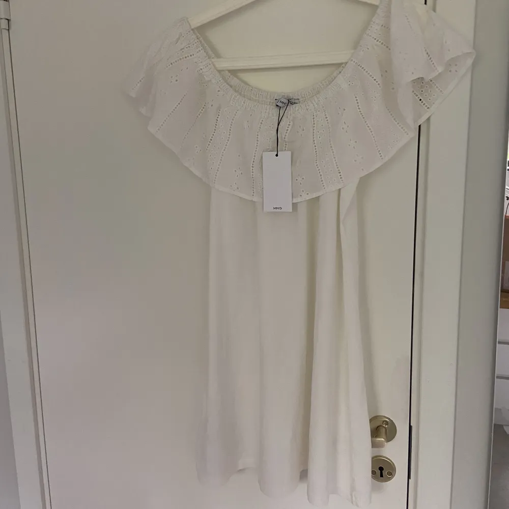 Så söt vit klänning från mango! Den går att bära på flera olika sätt, jag föredrar att ta av en axel och ha one-shoulder💗💗Aldrig använd och har prislapp kvar💕Kan tänka mig gå ned i pris vid snabb affär. Klänningar.
