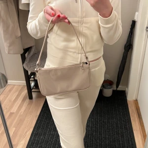 Glansig Axelväska Gina Tricot - Glaserad handväska, beige