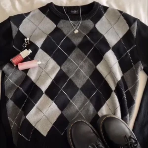 Plaid tjocktröja från brandy melville  - Köpte förra hösten i Italien. Säljs inte längre. Första bilden är lånad från pinterest. One size i storlek men skullr säga att den är xs - s. Jätte mysig och bra skick. Läs bio innan köp