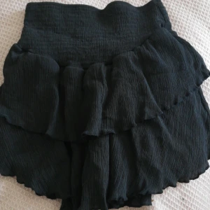 Svart Volangkjol  - Fin volangkjol i svart, fåtal gånger använd! Skriv för fler bilder ❤️ (Köpt för 230 kr) 