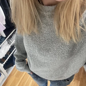 Grå stickad tröja - Jättefin grå stickad tröja från NLY trend. Så snygg passform och fin färg. Passar bra till allt. Jag har storlek m men skulle tror att den passar s-l. Skriv gärna privat om frågor❣️