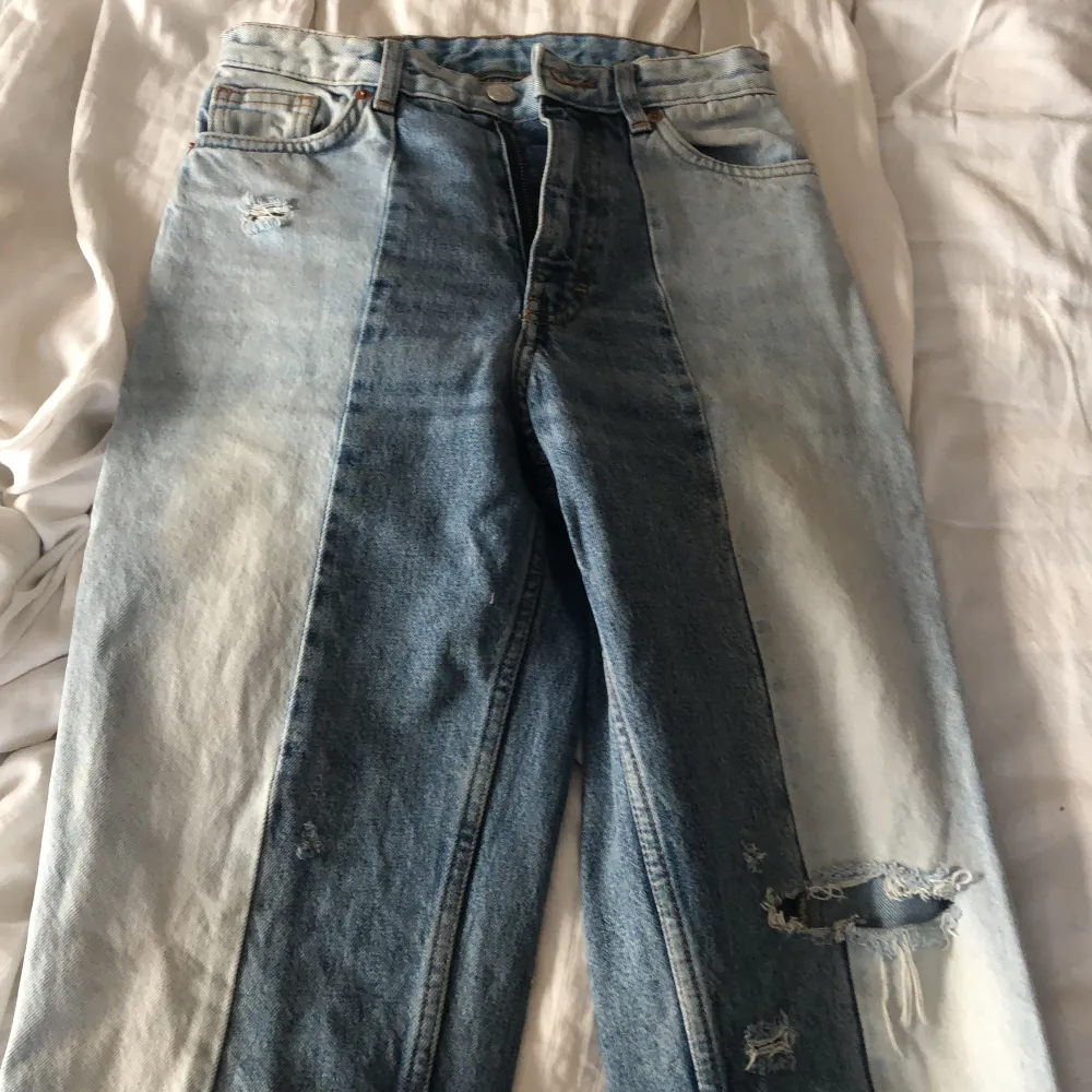 Två färgade jeans Ganska skinny Ripped . Jeans & Byxor.