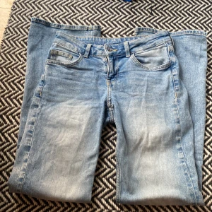 Lowwaist jeans - Ljusblå lowwaist bootcut. Skitsnygga. Väl använda