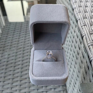 Ring, smycken/Ring Jewelry 💍  - Här har vi en elegant CHRISTINA OVAL RING som har en glänsande oval aktig diamant påmitten samt små diamant stenar vid sidorna.Och är passande för vardagen,fest,förlovning eller bröllops tillfällen.Med ett passande och rimlig pris.💍😍 Priset kan diskuteras