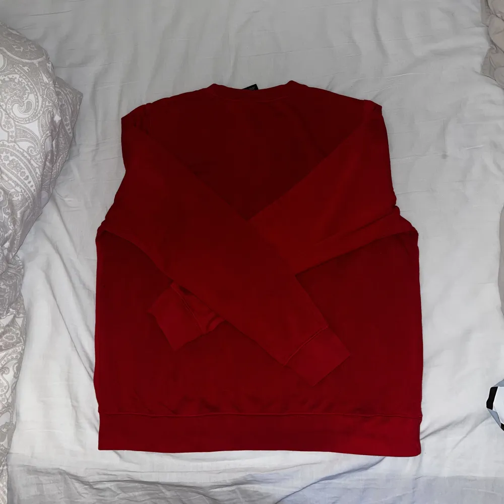 Röd sweatshirt från Nike. Väldigt bra skick inga defekt. Står storlek L på tröjan men passar mer som en S.. Tröjor & Koftor.