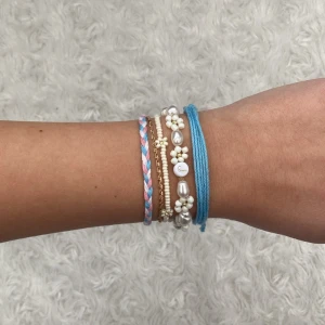 Pärlarmband  - EJ KÖP NU!!Vid köp av 4 PÄRLarmband frifrakt💕 annars ligger frakt på 15kr💕 Obs!! Begränsat antal med sötvattenliknande pärlor!! Finns alternativt runda vanliga pärlor💕 Trådarmband:5kr Flätatarmband:10kr Miniblomma:29kr Sötvattenblomma:45kr. Designa fritt💕