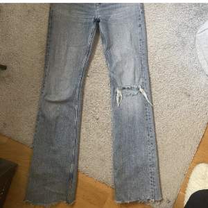 Jätte fina Gina jeans med ett håll i ena knät💗