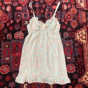 blommig klänning  - blommig blå klänning köpt secondhand! den är genomskinlig. använd gärna köp nu